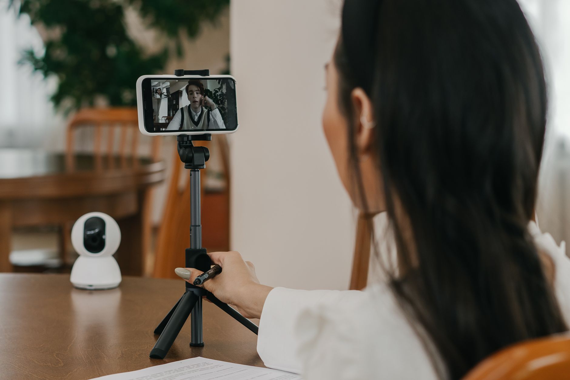 How to Choose a Webcam for Video Calls cover